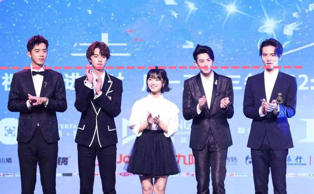'夜'这个词也被用作参考,与其他女明星相比,即使你踩到朱景仪的脚跟