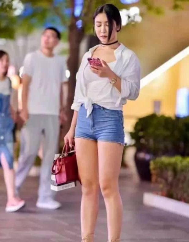 原创摄影微胖美妇白衬衫短裤戴黑色颈环夜色下美人如画