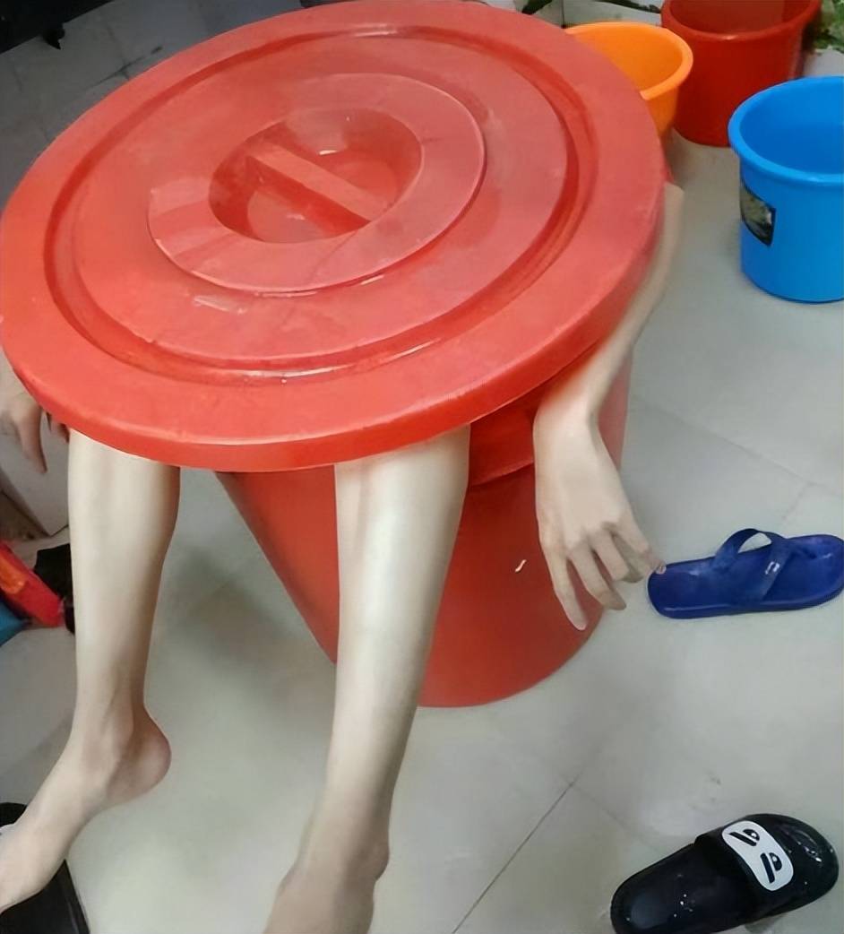 酷暑难耐,大学生脑洞大开竟在教学楼前打地铺,学校的做法引热议