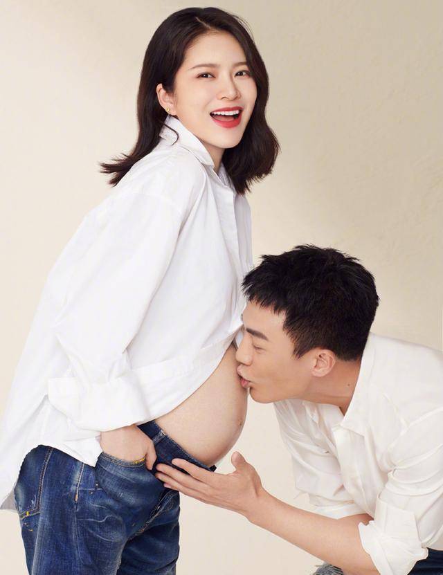 杜淳和老婆首次拍写真，白衬衫配牛仔裤简单美好，王灿韵味十足