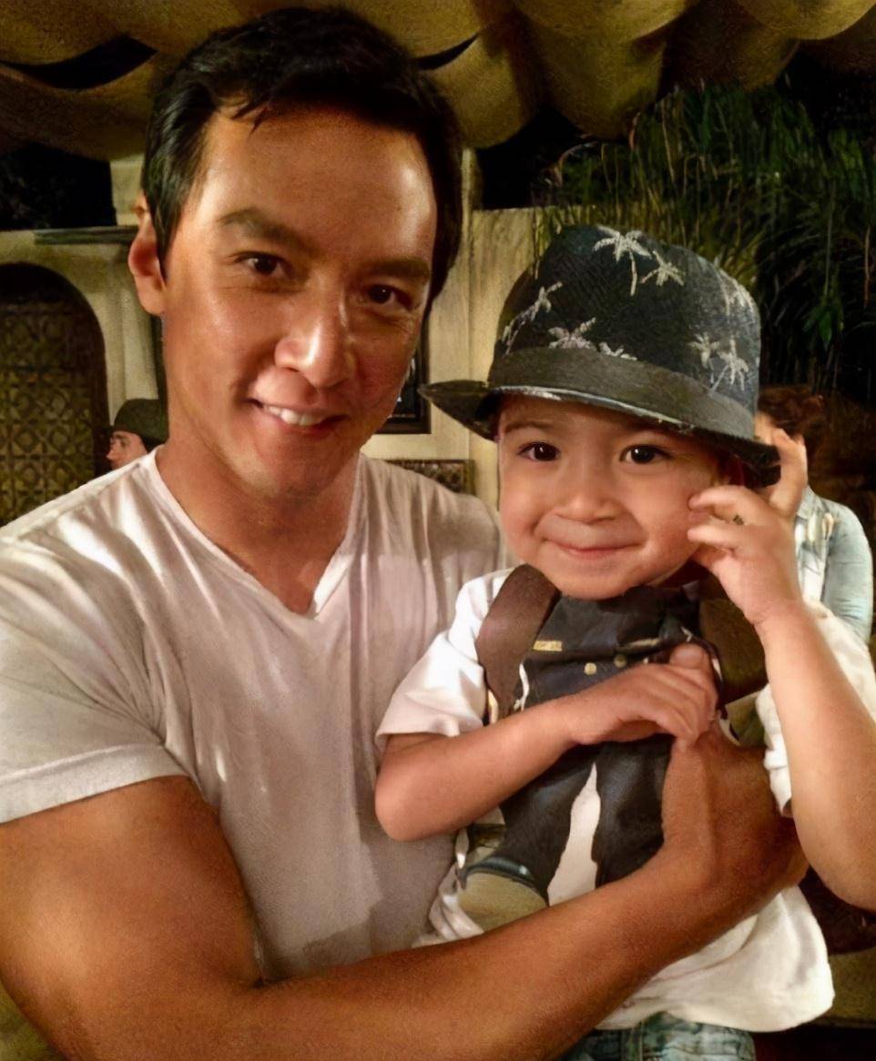 继承妈妈"模特"身材,黑色皮肤混血感十足_lisa_吴斐然_时候