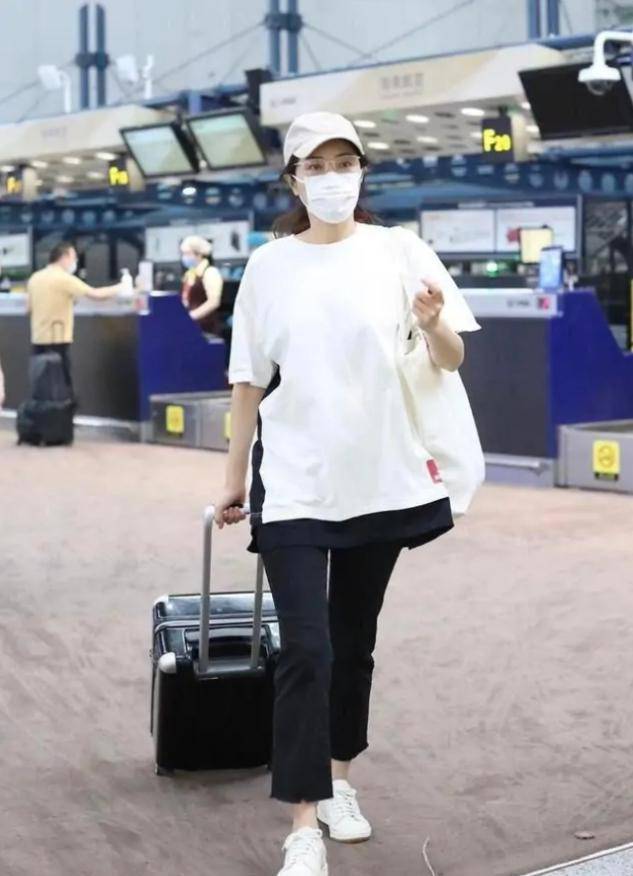 原创曾黎45岁又怎样穿油画裙美成29岁这才是真的气质如兰