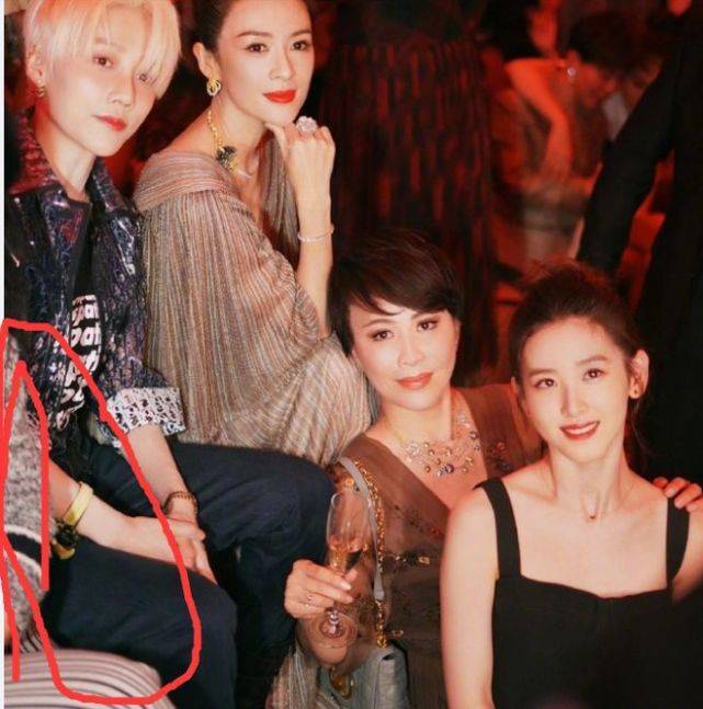章子怡带儿女看艺术展,醒醒变小美女,儿子超可爱