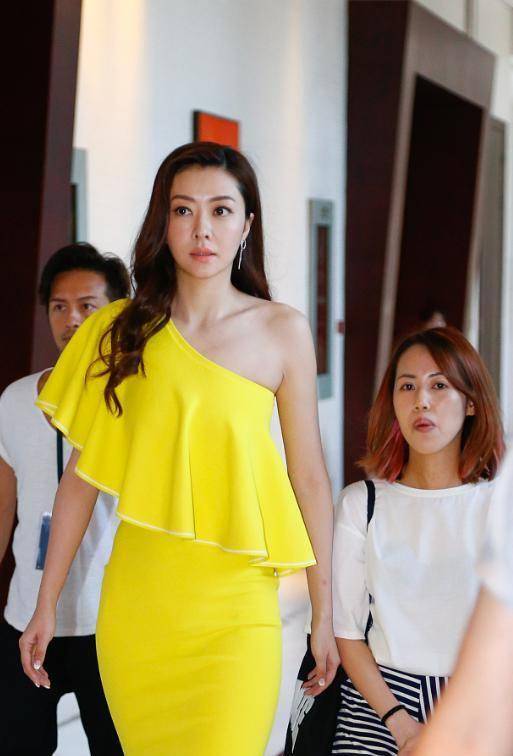 原创熊黛林阔太气质难掩穿红色修身连衣裙配长卷发178身材太可了