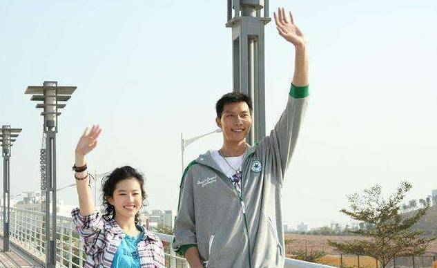 策划中,易建联对刘亦菲就是满眼爱慕.