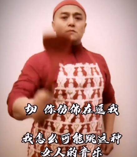张永刚十岁就一个人到了戏班,父母去世得早,与妻子张芙蓉相恋十几年
