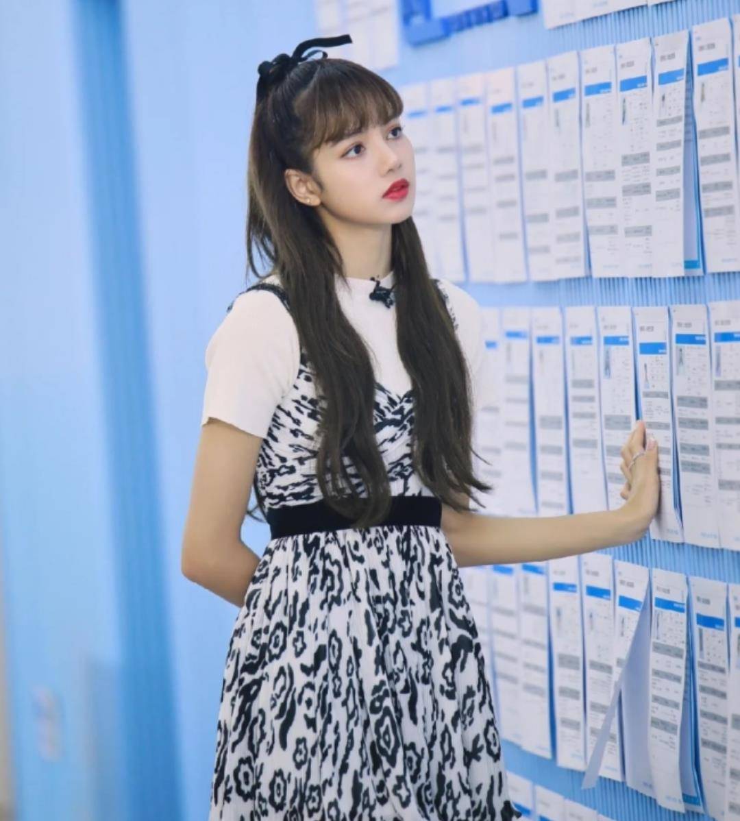 原创lisa长发好可爱穿碎花裙文静甜美短发气质太硬却最爱