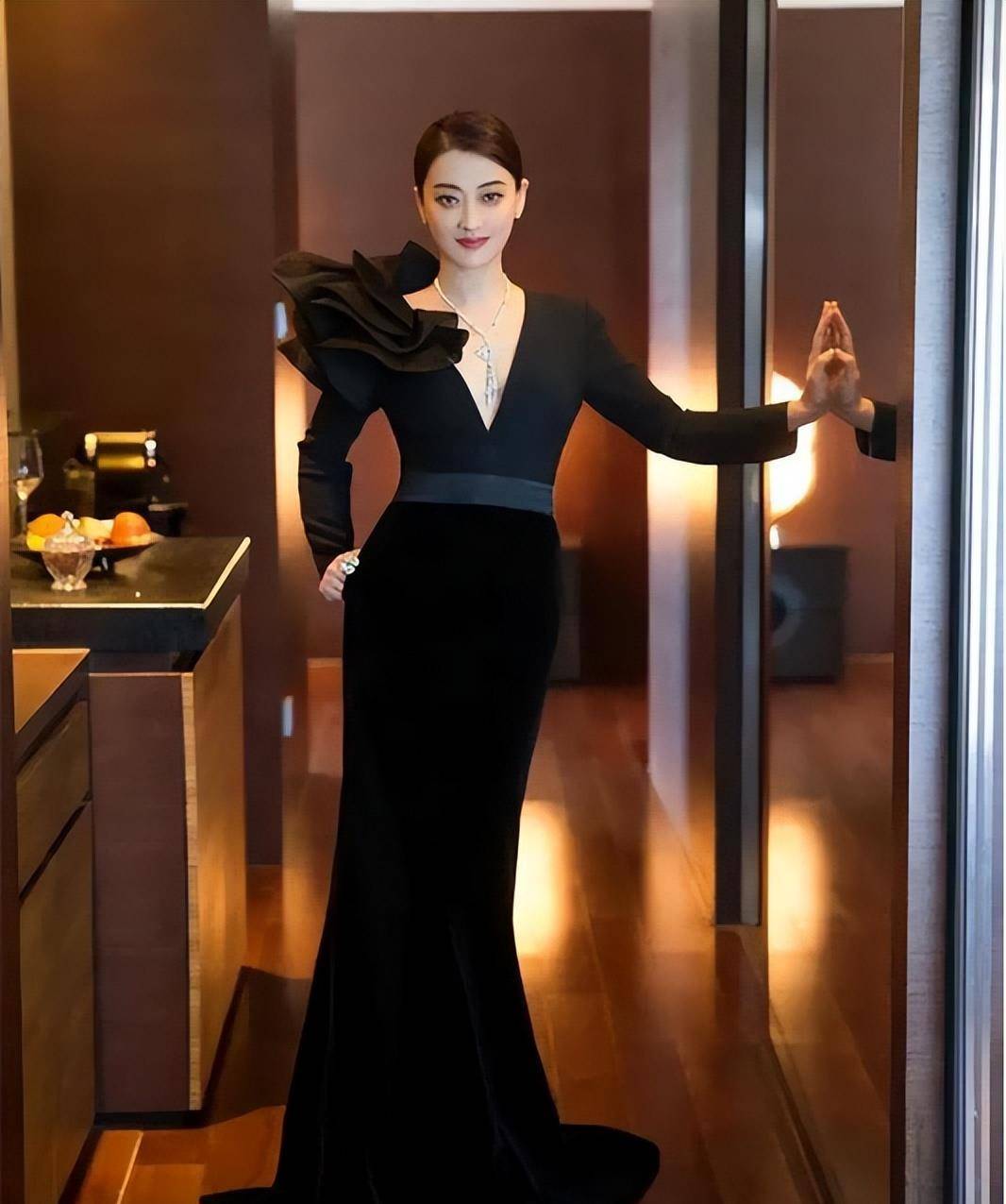 李小冉的胸,秦岚的腿,这些中年女星性感起来能迷死人_梅婷_女明星