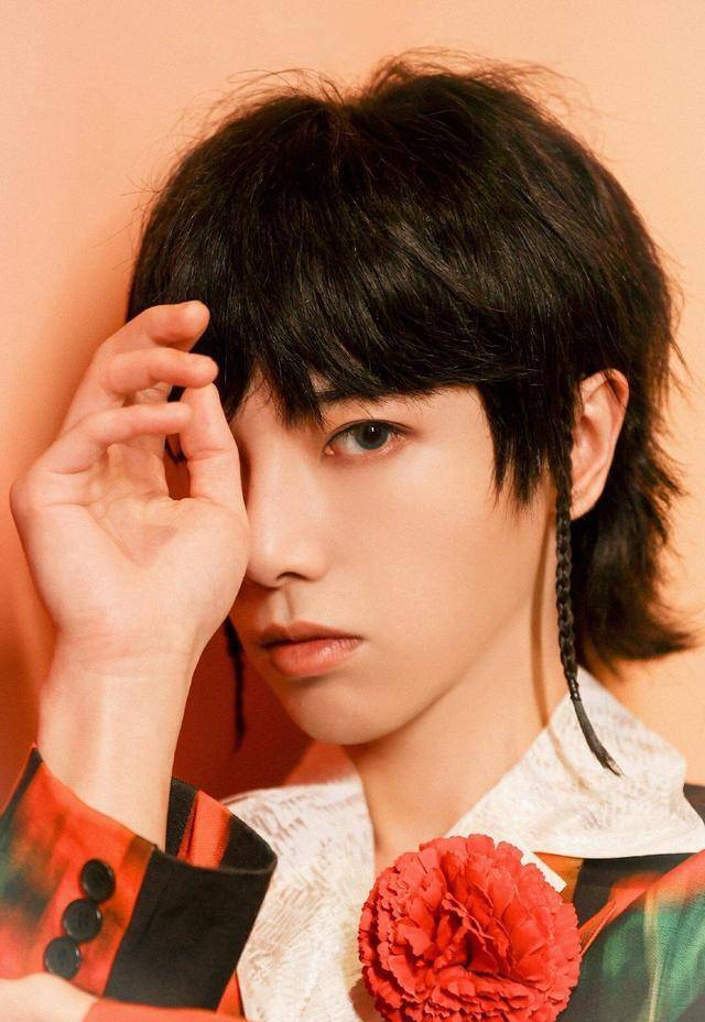 网友晒视频照片爆料华晨宇劈腿整容,华晨宇回应:将取证追责!