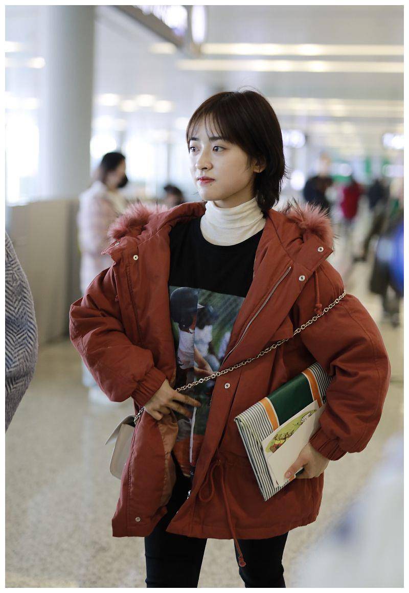 沈月叠穿造型凹出少女感,面容甜美太动人_羽绒服_卫衣比_黑色