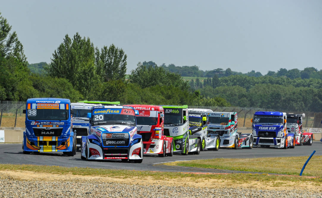 周六,他出现在法国卡车锦标赛上,并赢得了第一场比赛.