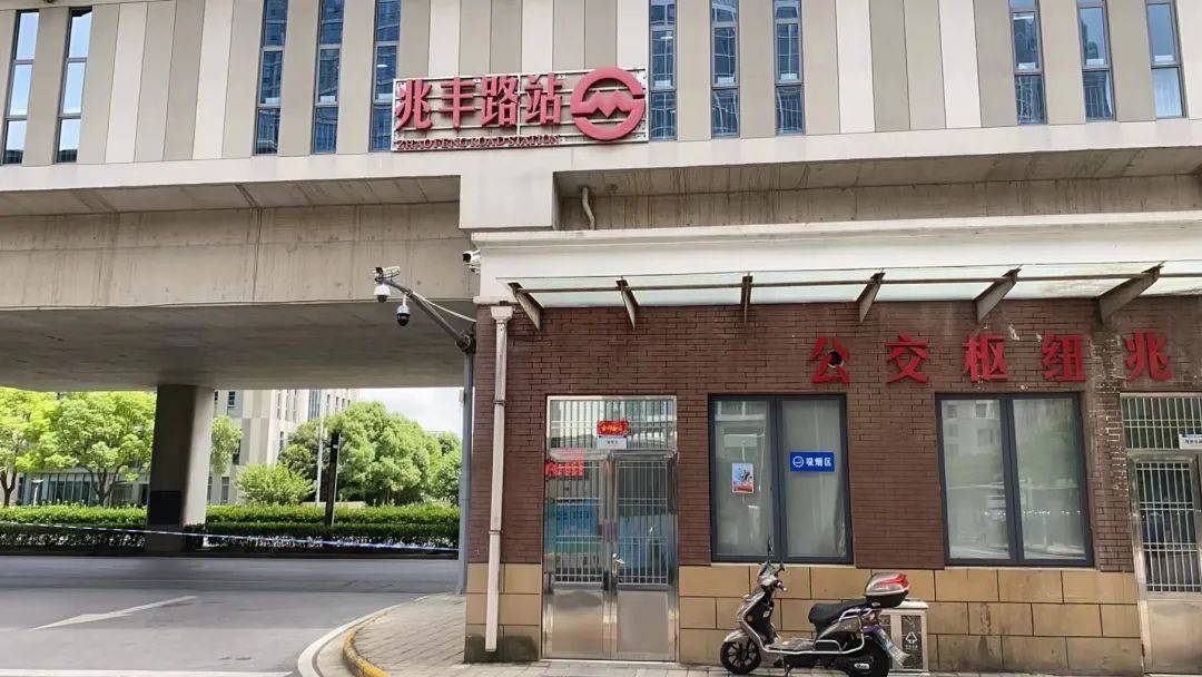 11号线兆丰路站双城人的辛苦不仅如此.