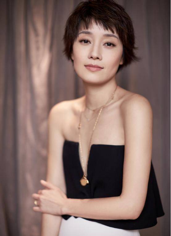 原创又被马伊琍迷倒了穿黑白抹胸连衣裙中间开个v优雅又洋气