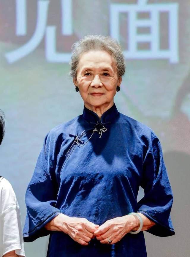 原创             刘诗诗“奶奶”，83岁的年龄最爱佩戴翡翠首饰，美人会老优雅不会