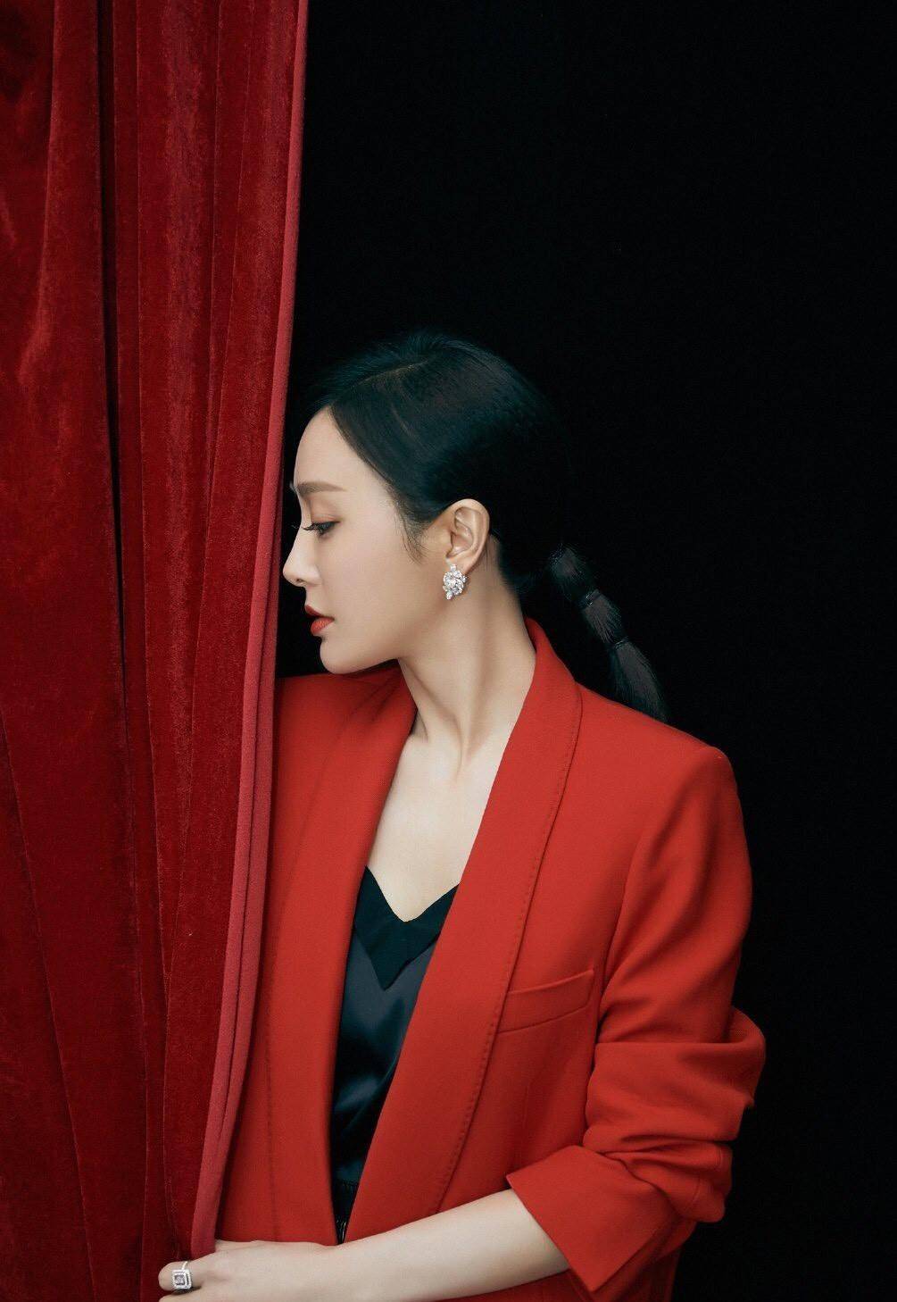 原创秦岚红色西装外套现活动妆容精致藕节马尾俏皮42岁少女感满满