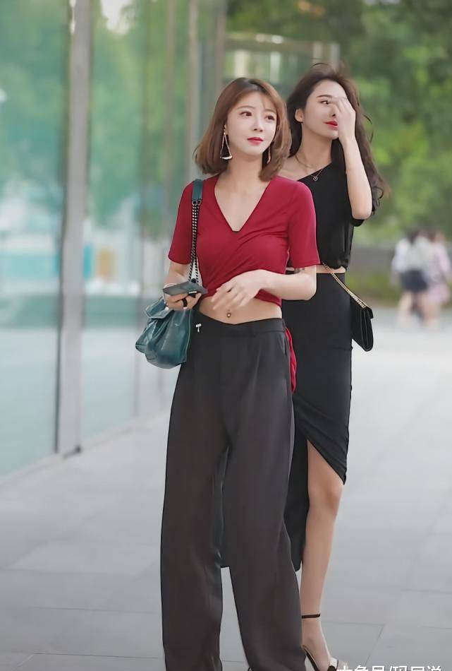 闺蜜街拍:明明高个子美女腿更长,个矮的却抢镜了,全因这件上衣_姐姐