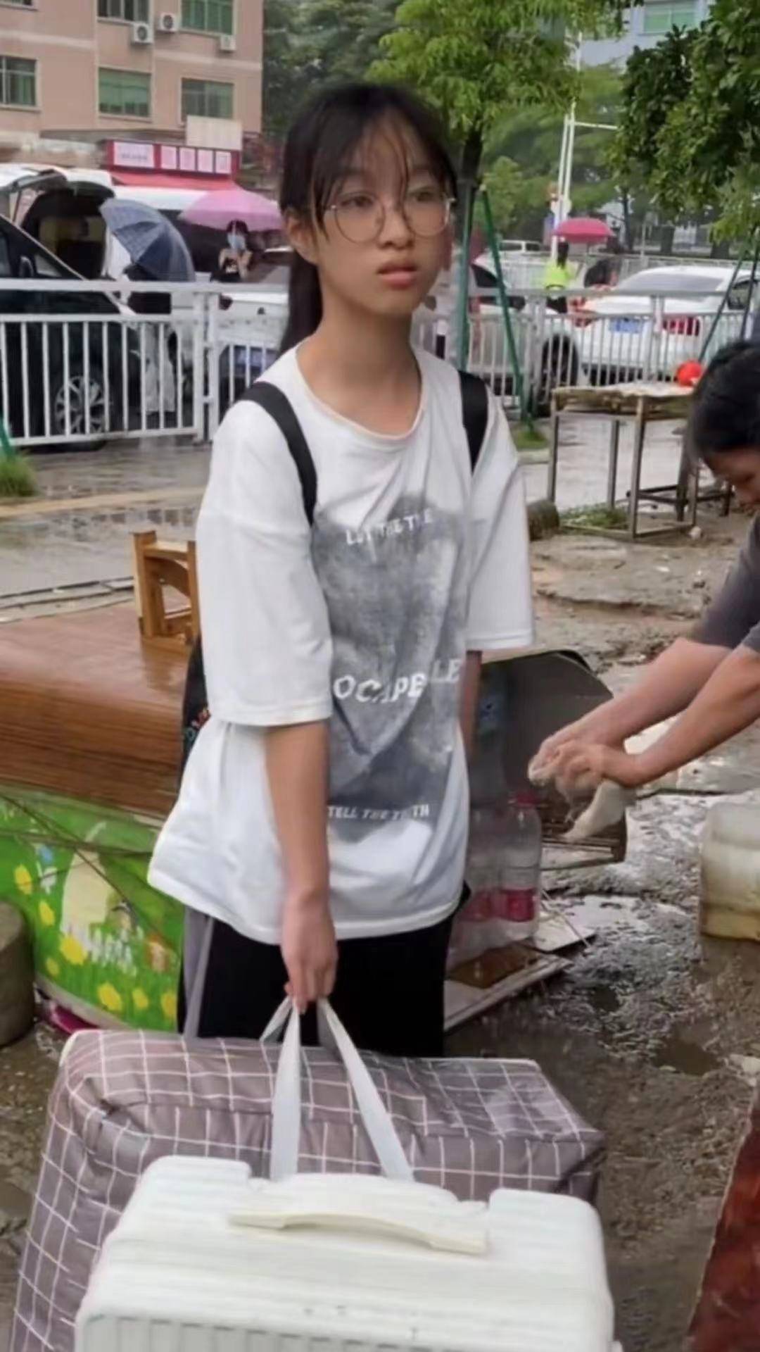 原创17岁女生独自找暑假工工厂却已停招无助的眼神让人心疼