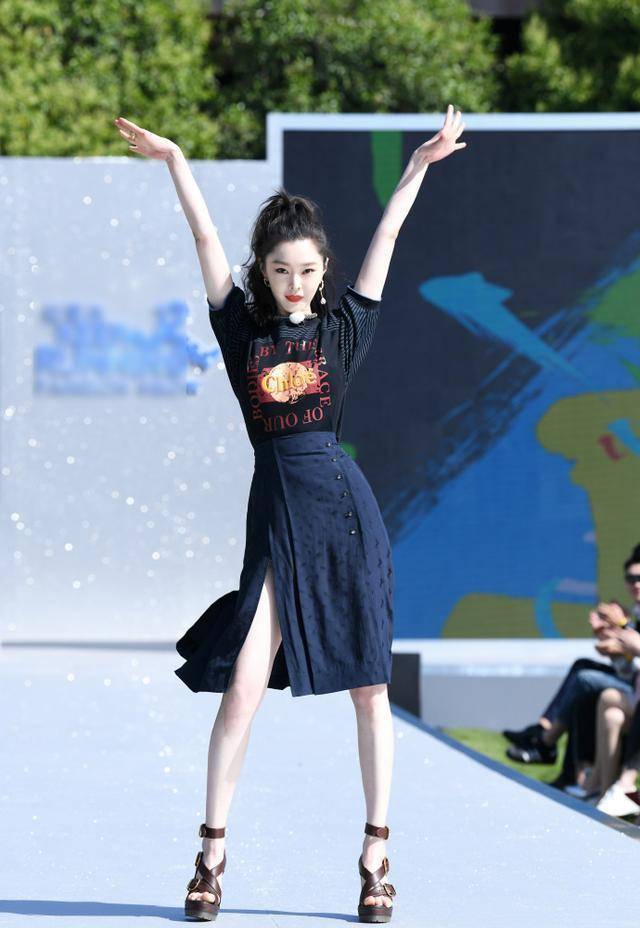 原创宋轶真是太美了蓝色针织短袖上衣配牛仔阔腿裤清新时尚有气场