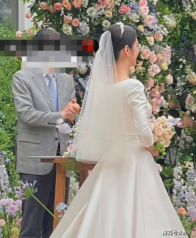 张娜拉结婚现场曝光!和老公贴身拥吻太甜蜜