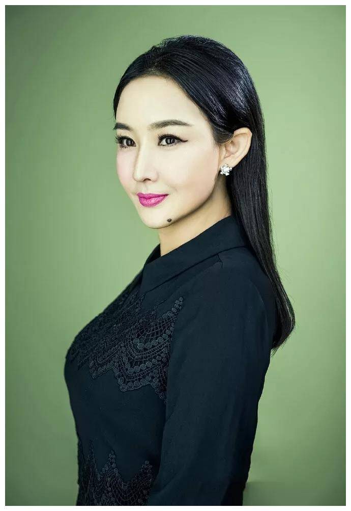 原创孙楠前妻买红妹近照穿公主裙49岁笑容甜美与50岁孙楠似两代人