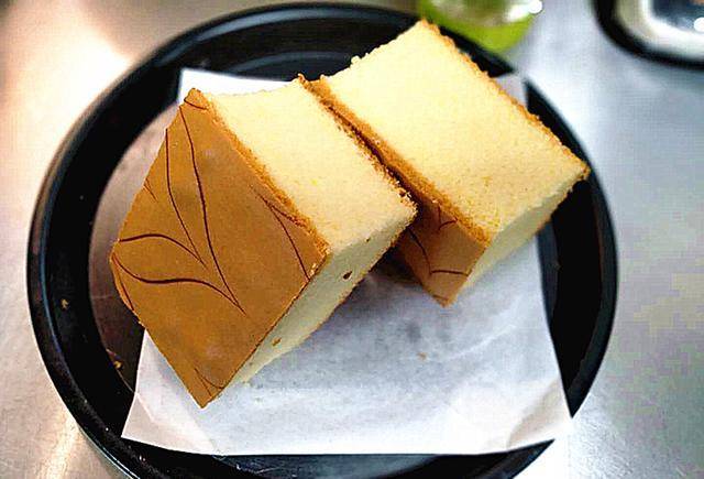 5,烤好的方糕表面就有了虎皮一样的纹理了,把它切