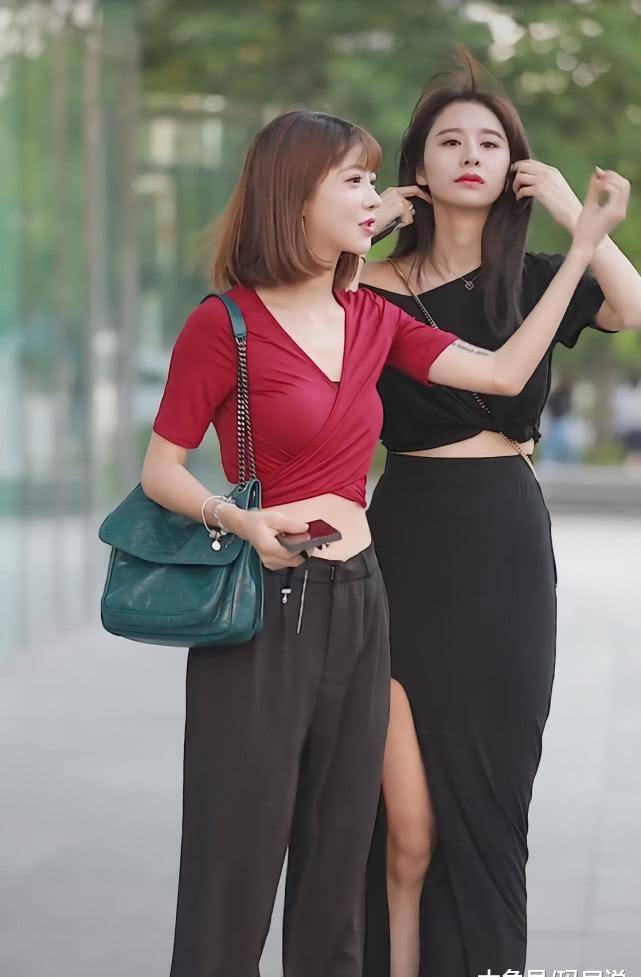 闺蜜街拍:明明高个子美女腿更长,个矮的却抢镜了,全因这件上衣_姐姐