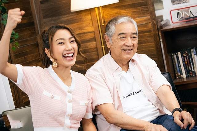 原创姜丽文为爸爸秦沛庆77岁生日豪宅内跳舞尽兴亲自送脸颊吻