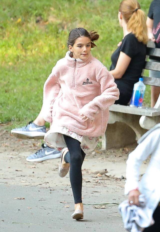 小苏瑞总算穿对,粉色毛毛衫内搭印花裙美回小时候,像极了阿汤哥_休闲