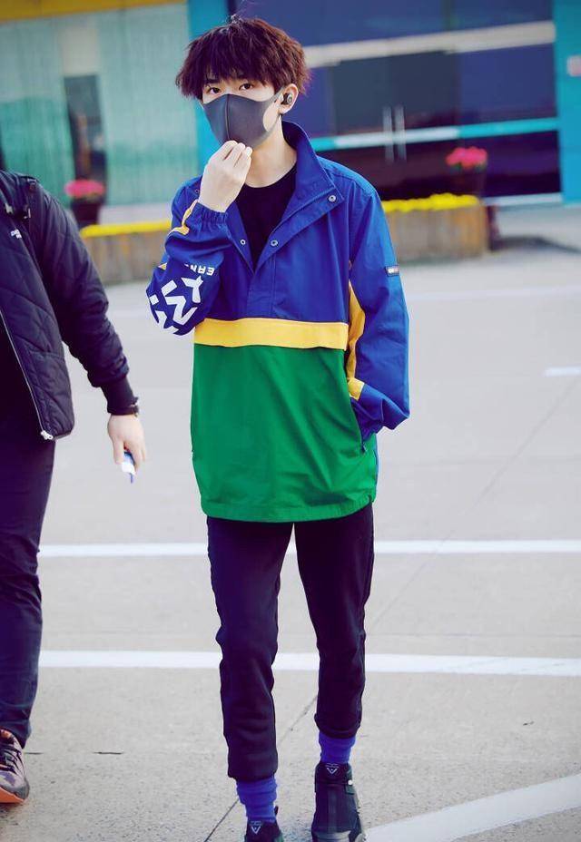 心机boy易烊千玺,竟然还有这个小癖好,你发现了吗?_袜子_上衣_时尚