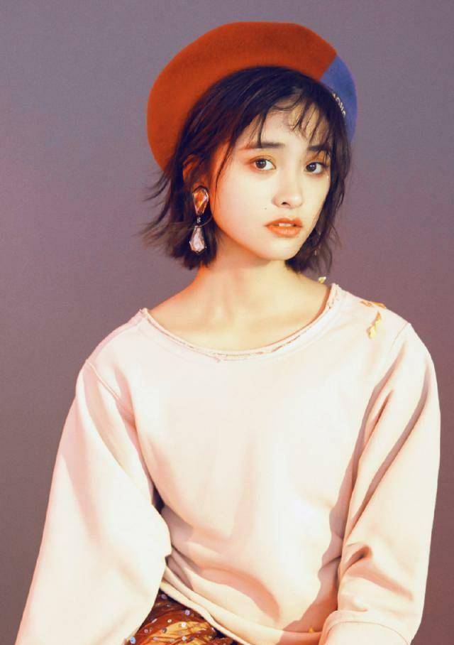 现在沈月二十出头,正是走清纯路线的年龄,以后倒是可以考虑转型别的