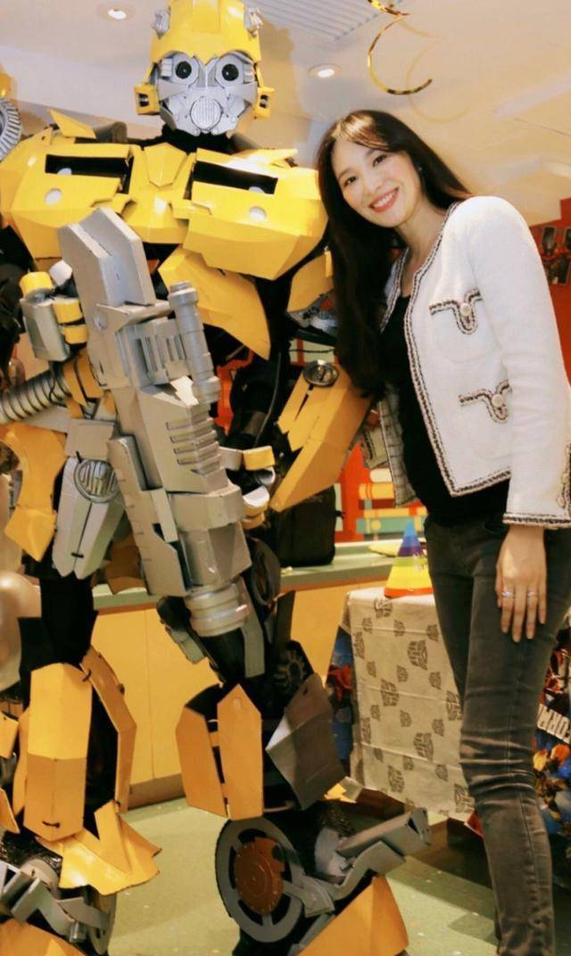 吴佩慈身材好丰满,一袭蕾丝羽毛裙淹没腰线,"甘蔗腿"却很招摇_整体