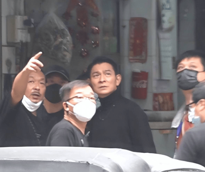60岁刘德华近况曝光,穿西装戴眼镜造型严肃