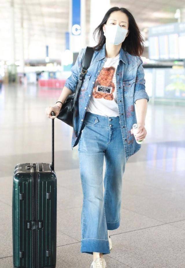 原创刘敏涛不愧是骨相美人一身牛仔打扮好酷素颜比带妆更气质