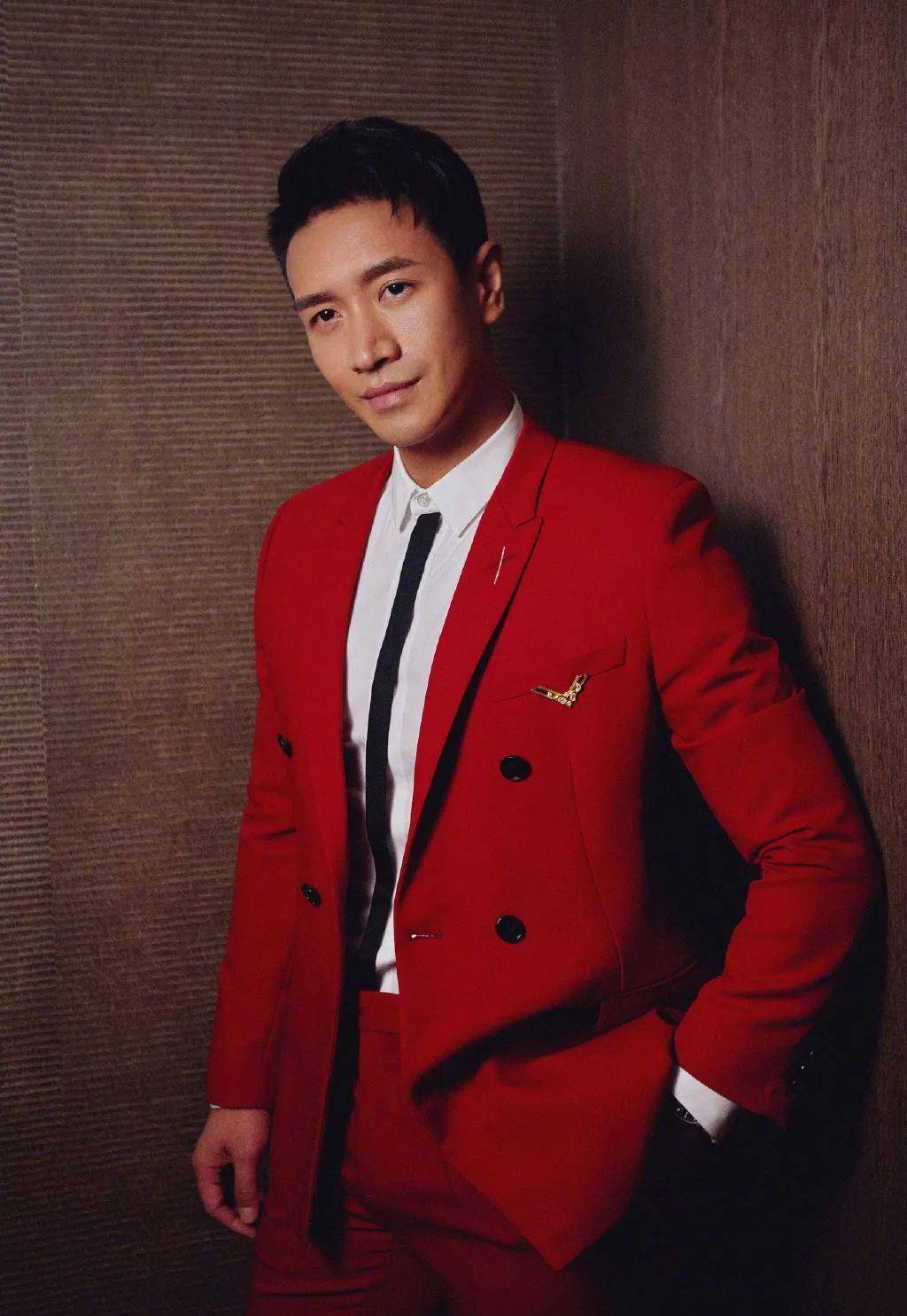 看周炜以前的照片还是个精神小伙,怎么一夜之间感觉就白了头发老了