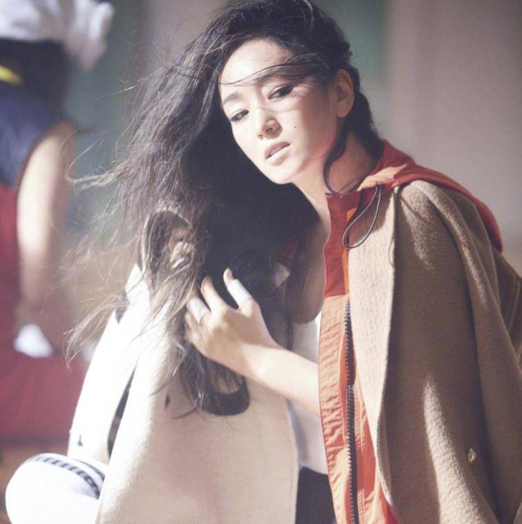 原创55岁巩俐封面大片曝光霸气侧漏又时尚万种电影海报的既视感