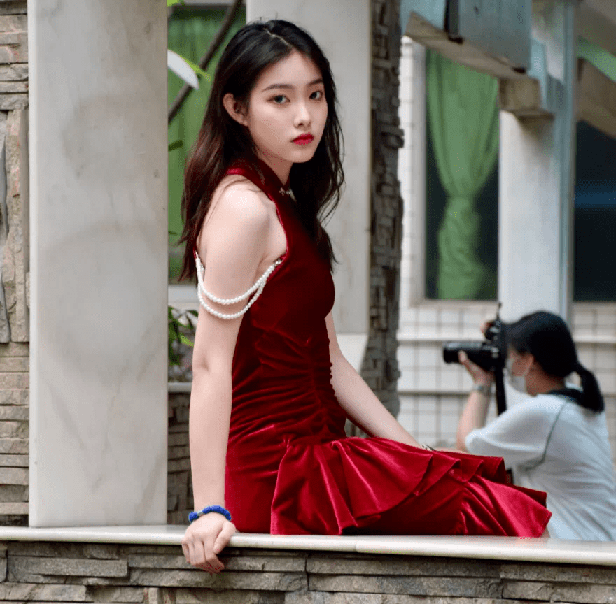 为自己设计一件独一无二的旗袍,不仅能体验中国传统服饰带来的优雅和