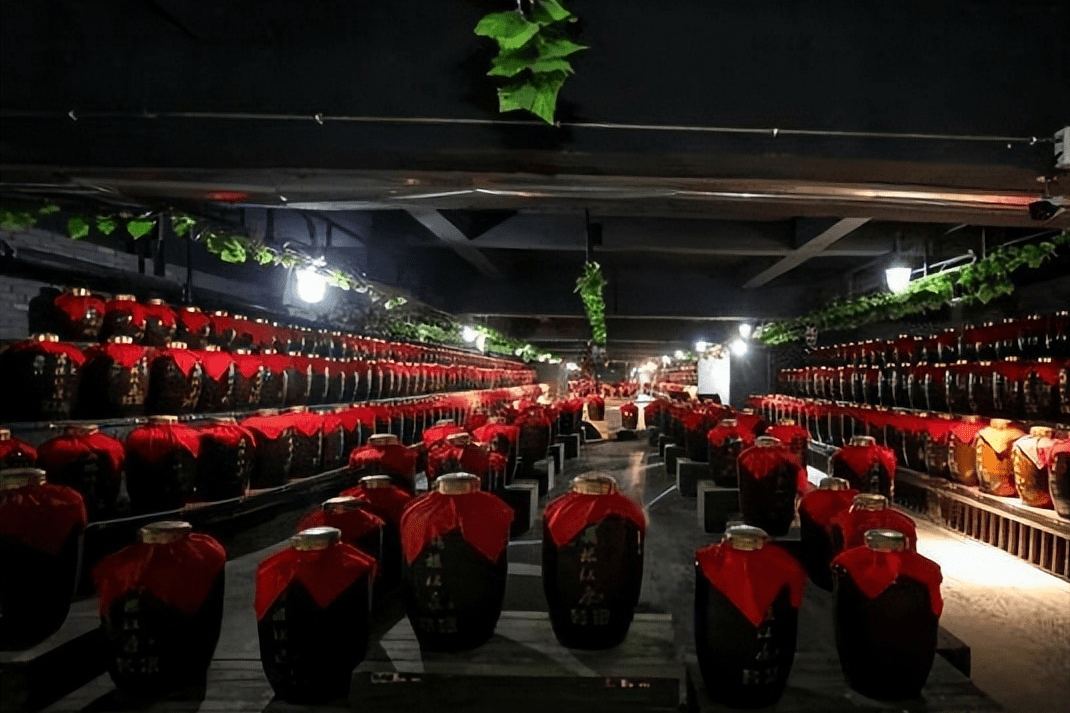 山西51岁土豪晒"藏酒室",摆满"光瓶酒"引热议