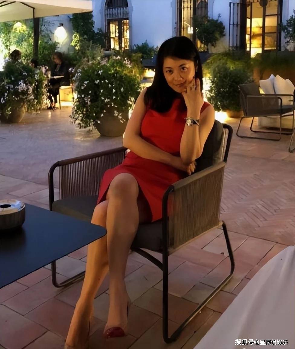 曾是央视主持人,却要做英国人,如今单身带儿女回国捞金活得惨淡_姜丰