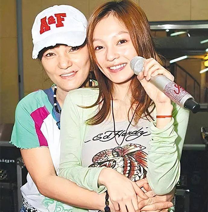 张韶涵为妹妹庆生,差1岁却长得像双胞胎,万梓良前妻携女儿现身_张韶轩