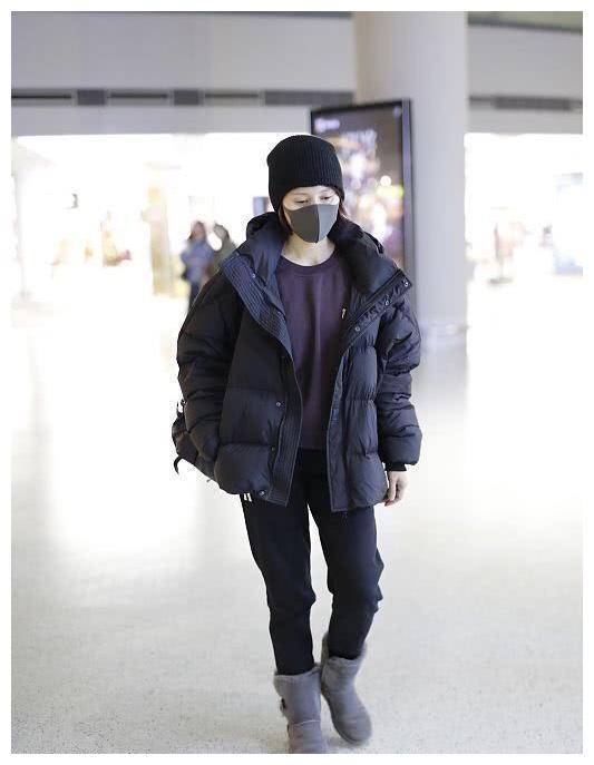 年轻女性如果也想搭配羽绒服,建议选择撞色的设计.