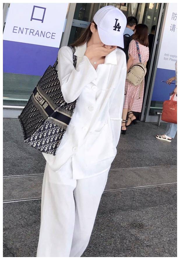 原创温婉因压力太大暴瘦近照穿宽松衣衬得身材似纸片人心疼