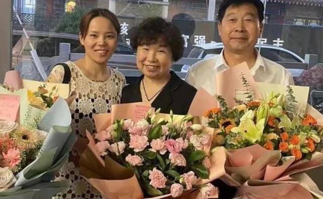 第二次开庭的时候,郭爸把杜新枝和妻子合照的视频发了出来,前面还有一