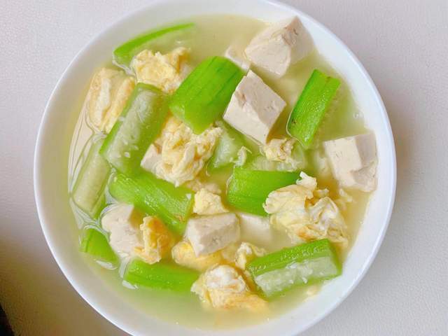主要食材:丝瓜,鸡蛋,豆腐,盐,葱花,刮油刮脂,膳食纤维丰富蛋白质杠杠