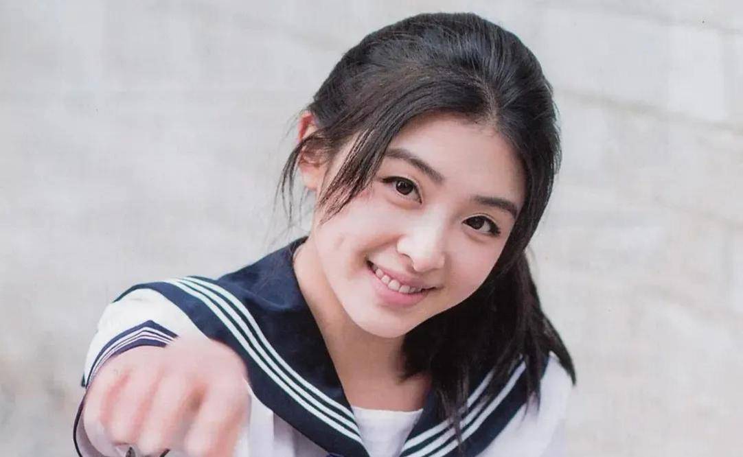 2005年6月,张含韵被北京女子实验中学退学,理由是她名气太大,影响了