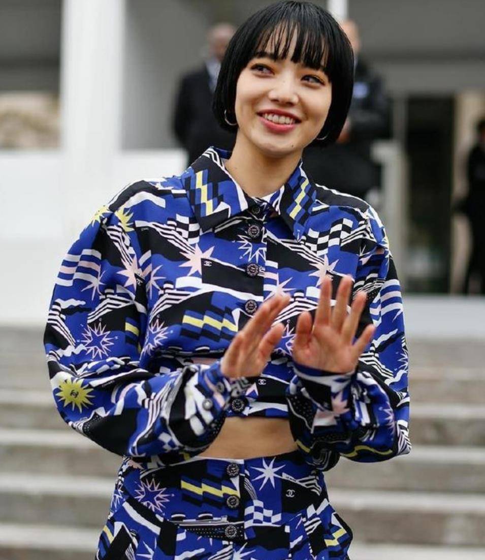 小松菜奈和金智妮合影完败,下次合影的时候"长点心"吧!