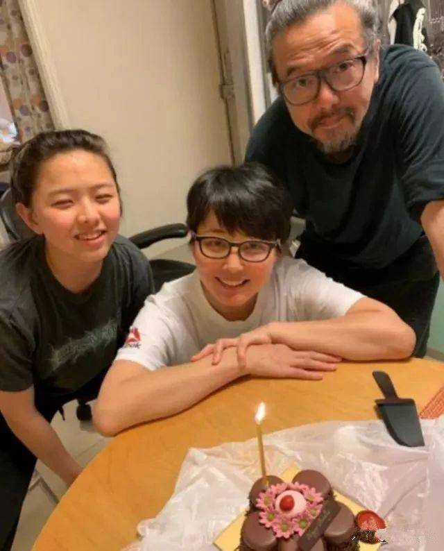 张延一家三口同框女儿中性打扮像个小伙子也跟她一样男人脸