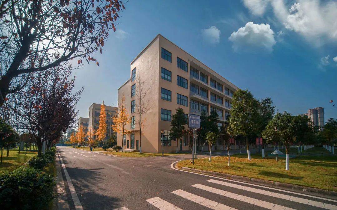 1917年在嘉陵江畔扬帆起航1935年更名"四川省立重庆高级工业职业学校"