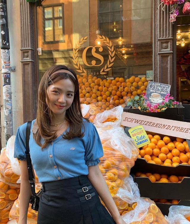 金智秀jisoo长相非常的清纯,给人一种乖乖女的感觉.