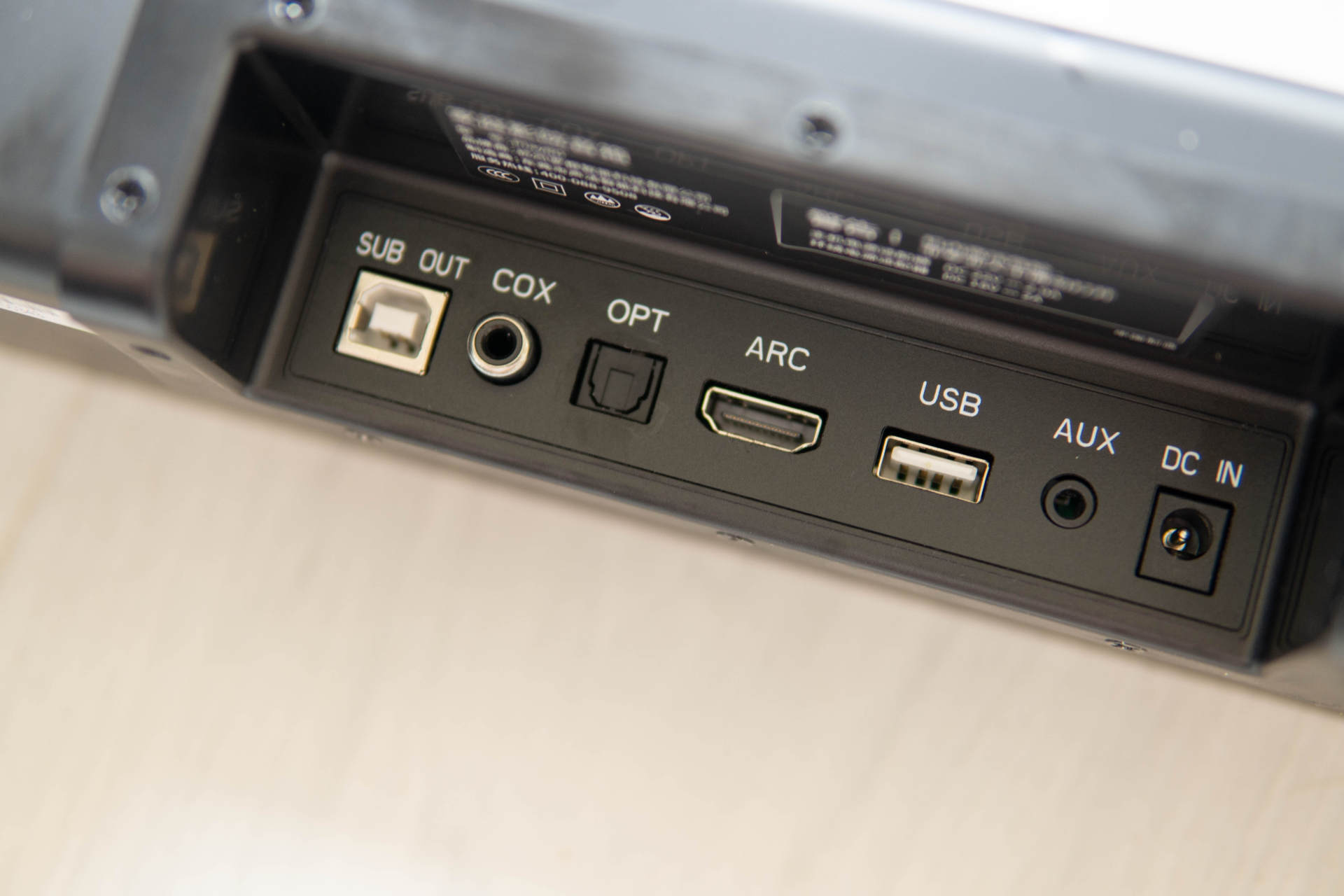 可以通过同轴连接,还可以通过光纤连接,还有hdmi arc和usb接口