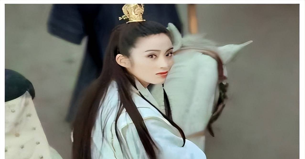 张敏回头,还有朱茵挤眉弄眼,夏青饮酒,祖贤梳妆,舒针拿着卡片